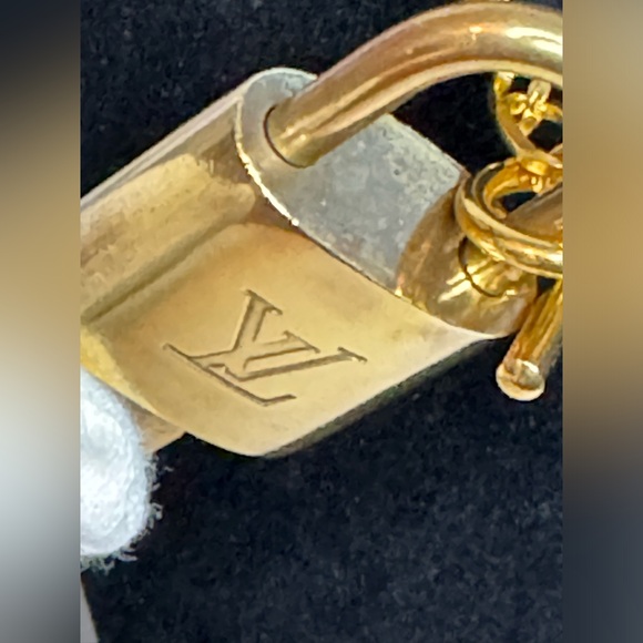 LOUIS VUITTON Lock & Key #302 - Picture 6 of 6